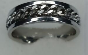 Silver Ring with Chain Effect Centre